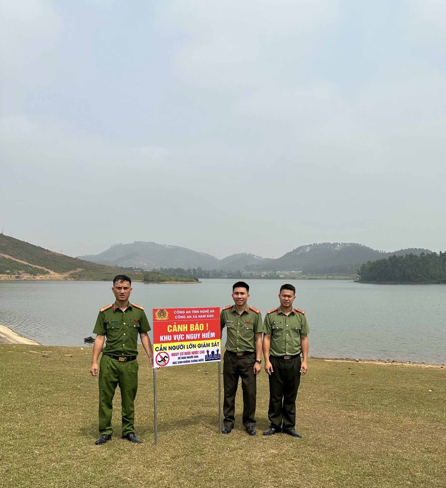 Công an xã Nam Đàn chung tay phòng chống đuối nước